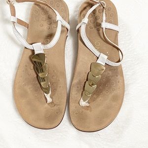 Vionic women’s white sandal with gold detail
